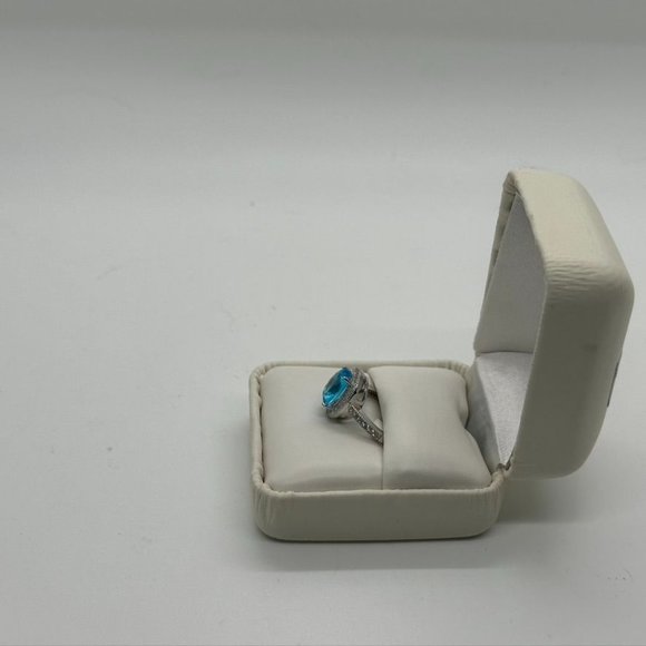 Brilliant Oval 3.60 Carat Blue Topaz Ring - Size 6 - Sterling Silver Setting - Picture 8 of 8